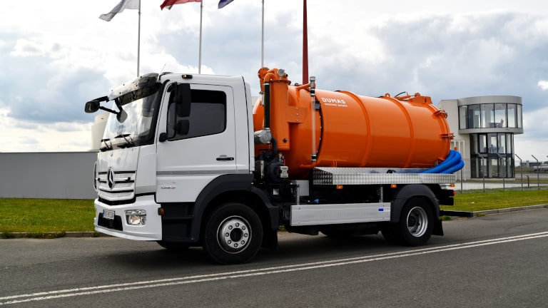 Pojazd asenizacyjny Mercedes - lipiec 2024